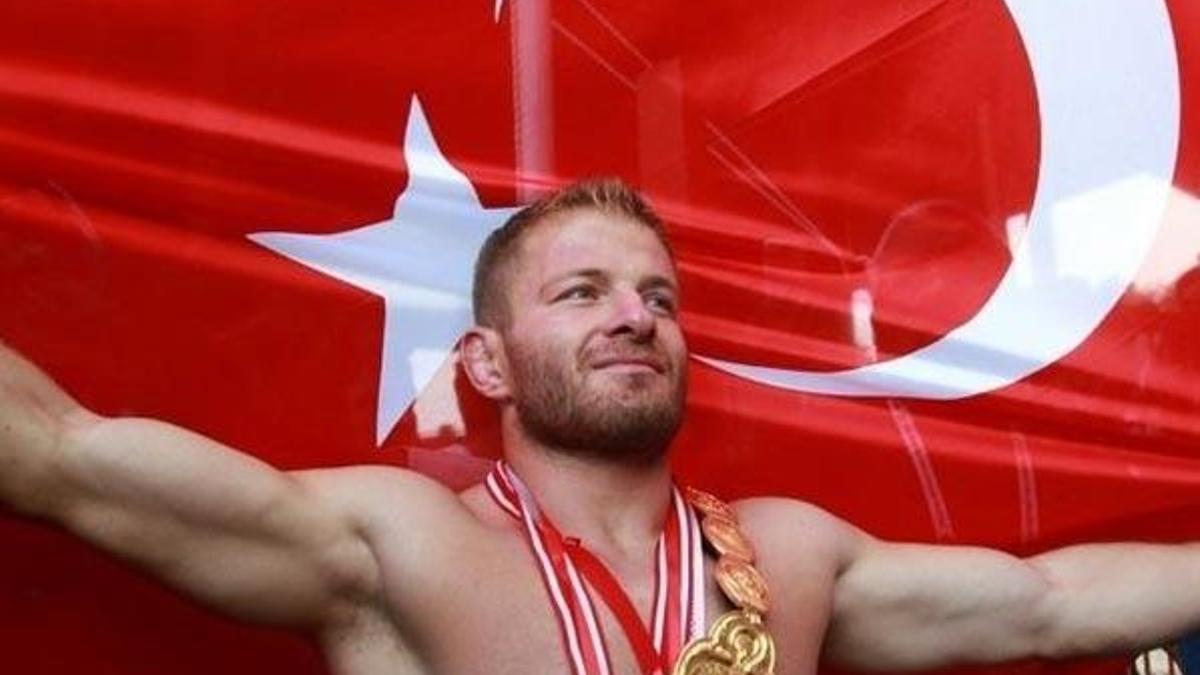 Başpehlivan Balaban demokrasi nöbetine katıldı