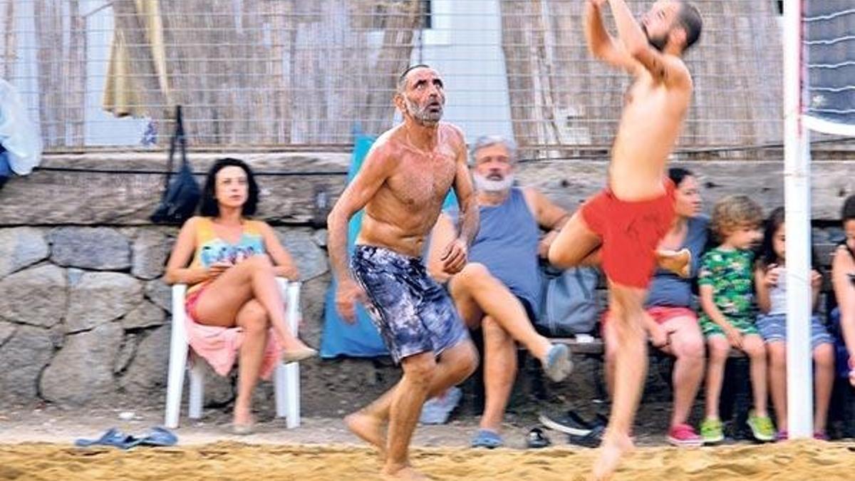 Sahanın her yerine koştu