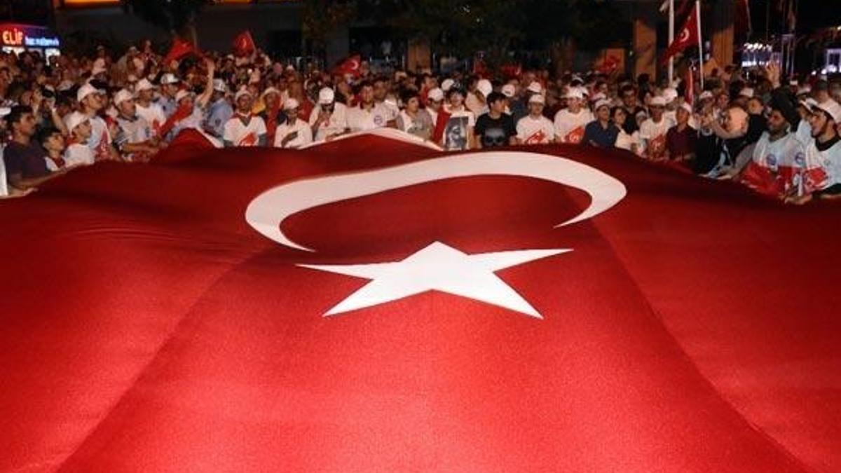 Vatandaşlar 81 ilde 'Demokrasi Nöbeti'nde!