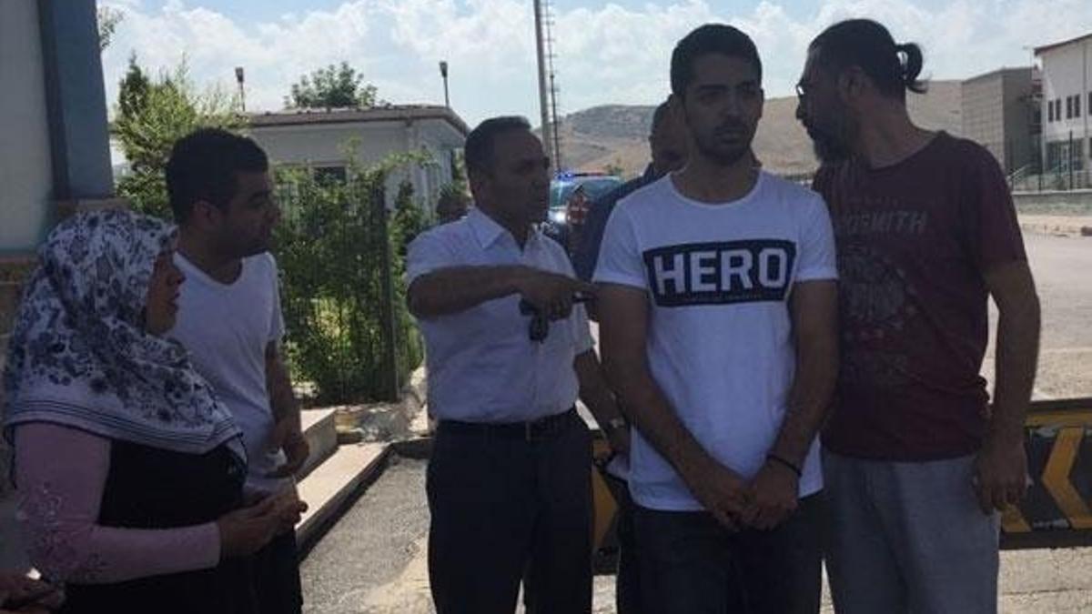 'Hero' yazılı tişörtle duruşma salonuna girmek istedi!