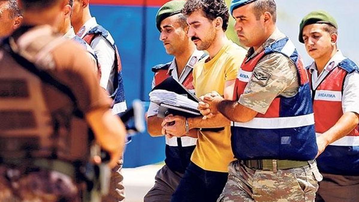 Bu kez sarı tişörtle