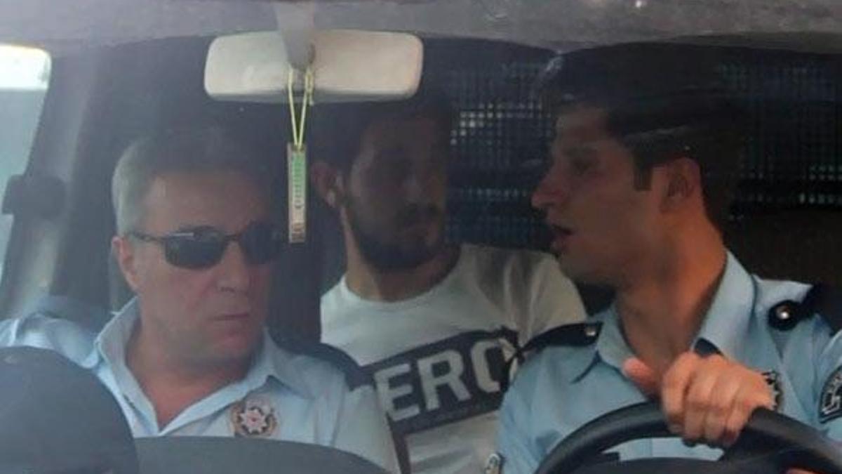 ‘Hero’ yazılı tişört emniyeti alarma geçirdi