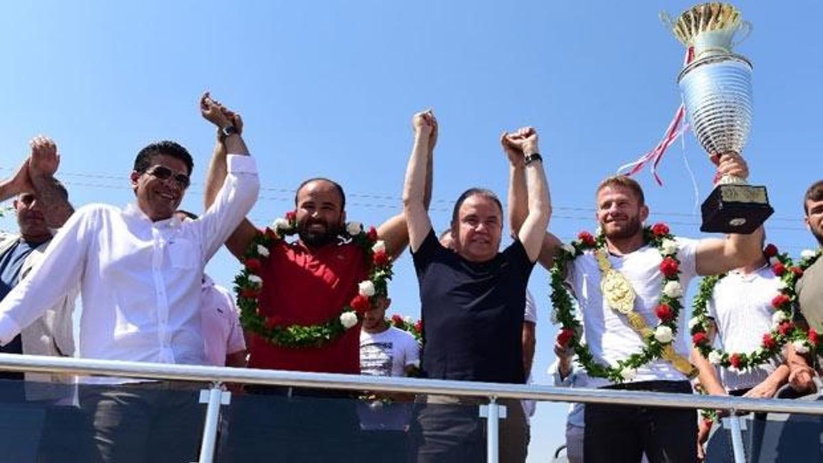 Başpehlivan İsmail Balaban, memleketi Antalya'da coşkuyla  karşılandı