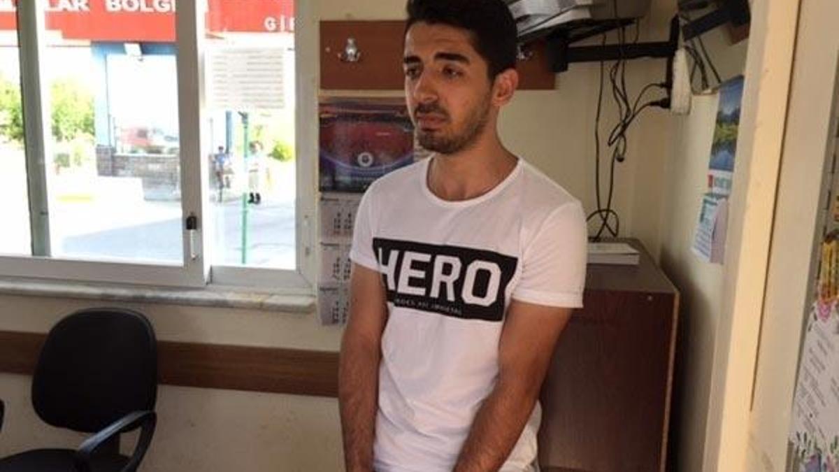 "Hero" yazılı tişörtle duruşmaya gelen şüpheli tutuklandı
