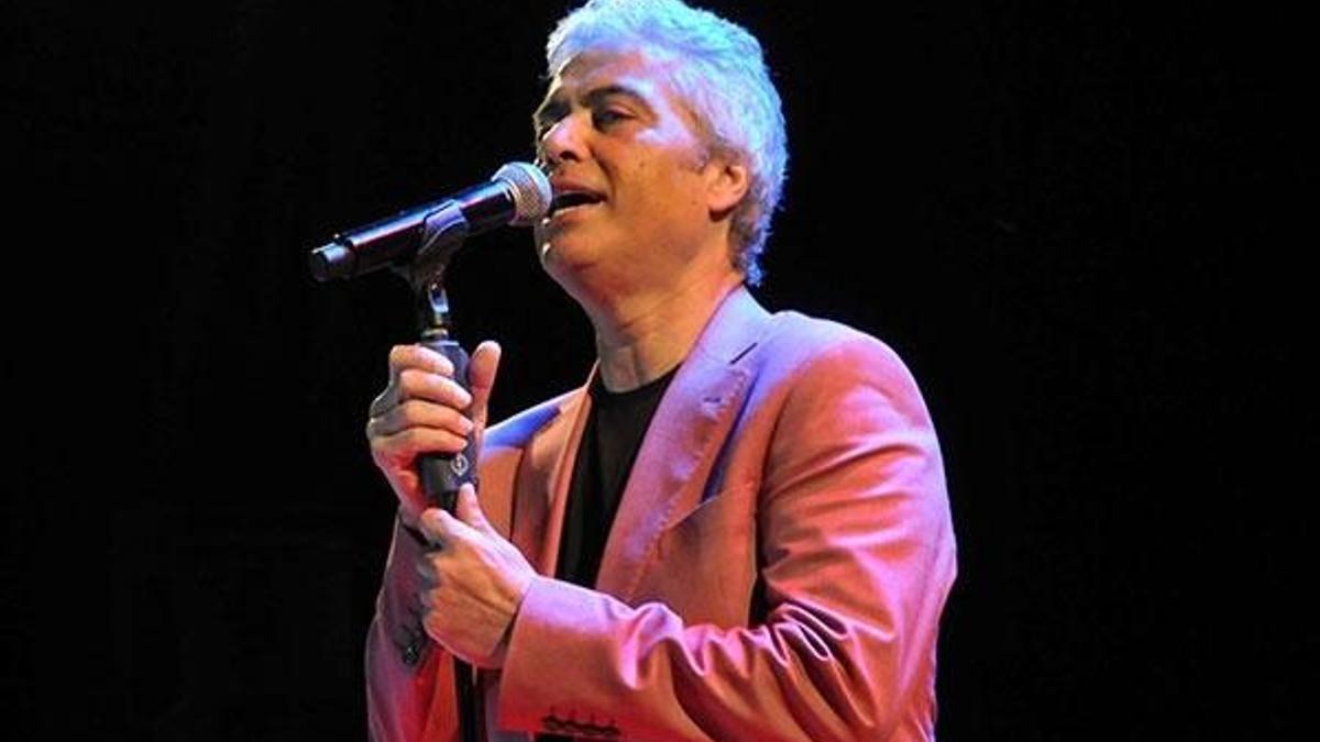 Cengiz Kurtoğlu iki sepet dut karşılığı konser verdi