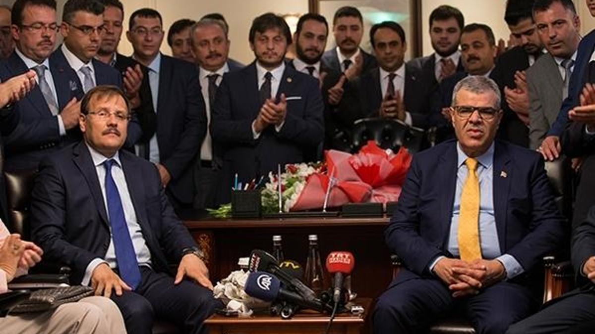 Veysi Kaynak, Başbakan Yardımcılığı görevini Hakan Çavuşoğlu'na devretti