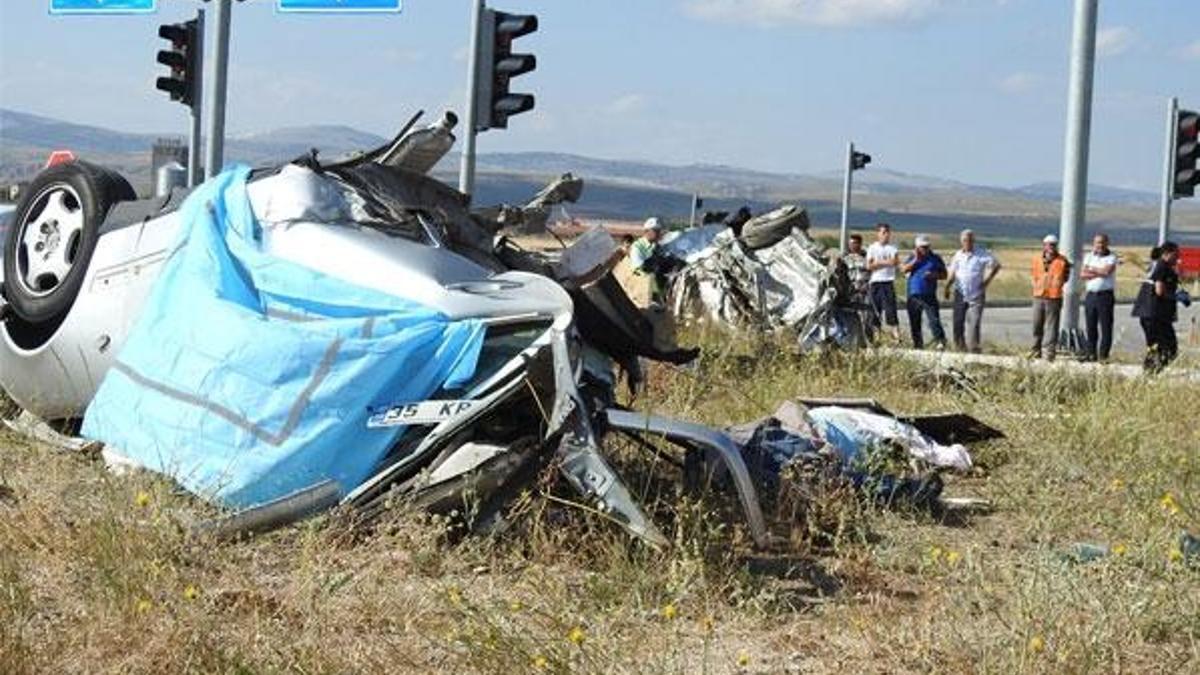 Çorum'da otobüs ile otomobil çarpıştı