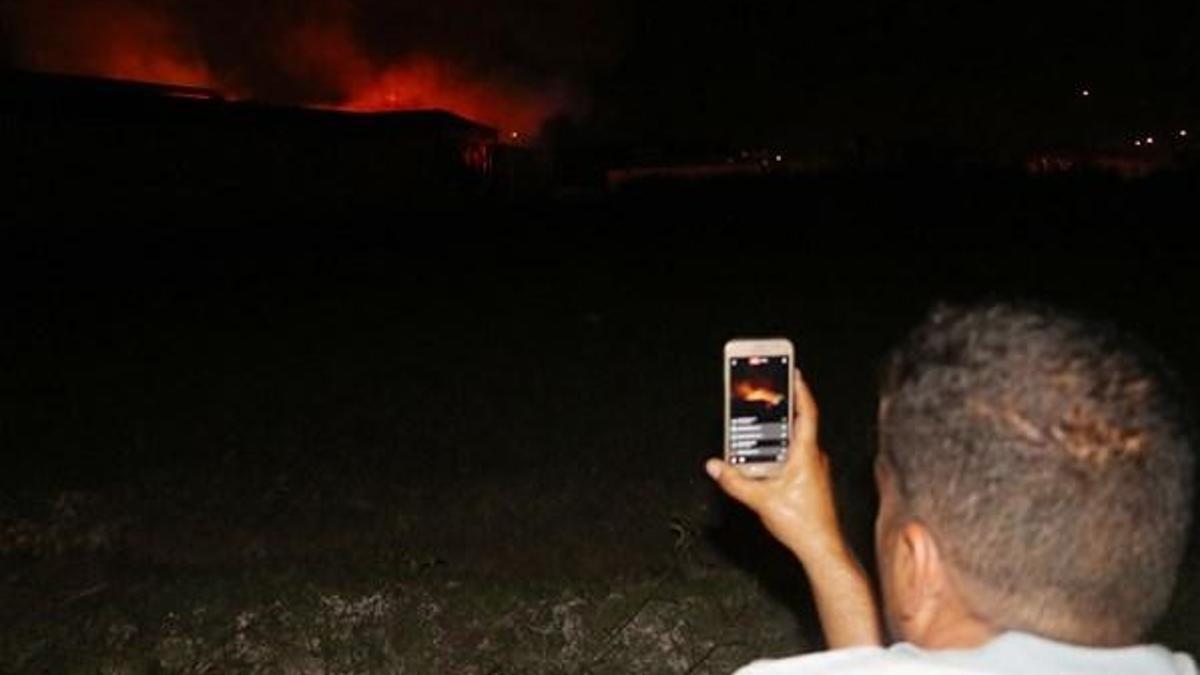 Adana’da mobilya atölyesi alevlere teslim oldu