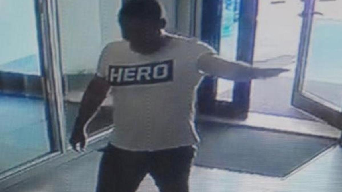 Antalya'da 'HERO' tişörtü giyen garsona gözaltı