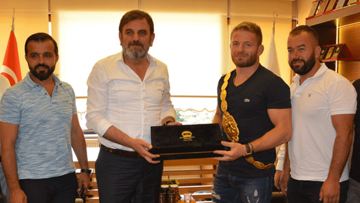 Başpehlivan Balaban, davul zurnayla karşılandı
