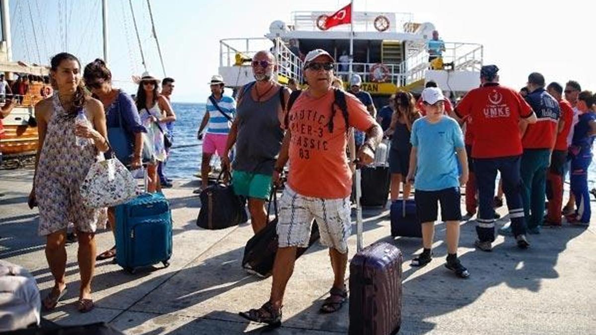 Depremden sonra İstanköy Adası'nda mahsur kalan 179 kişi kurtarıldı