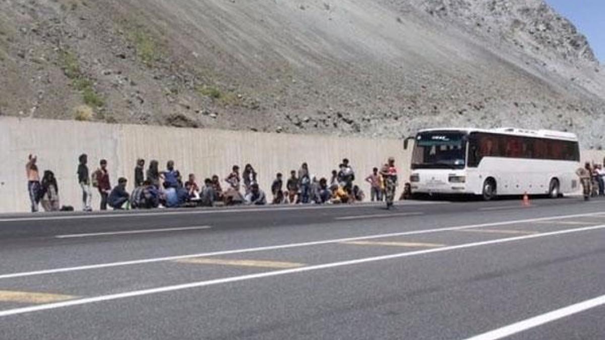 Asker arızalanan otobüste yakaladı! Tam 103 kişi