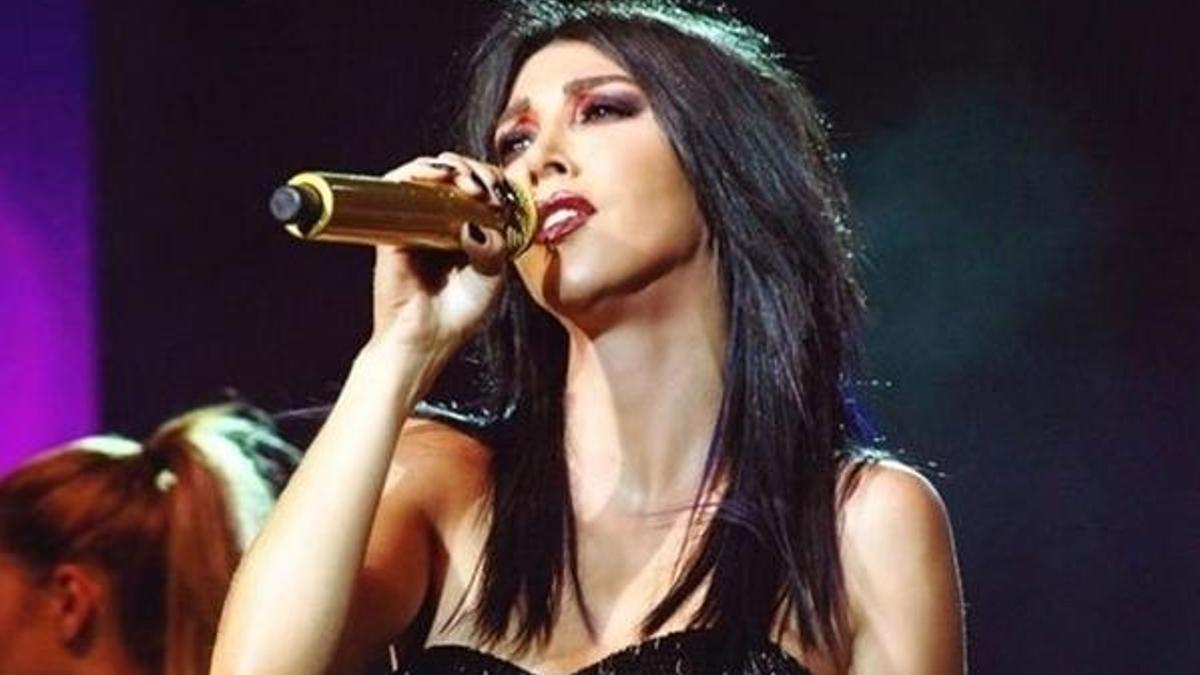 Hande Yener tezgahtarlık yaptığı mağazada klip çekti!