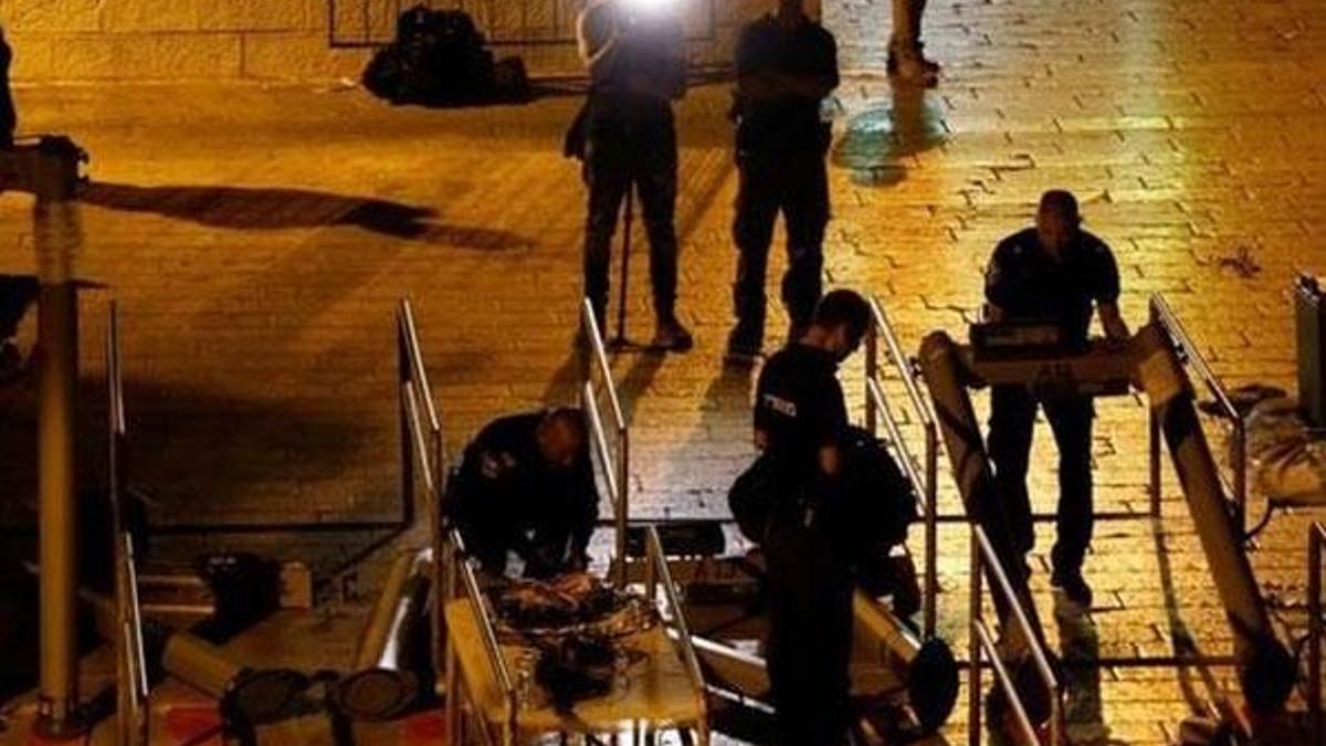 İsrail, Aksa'nın kapılarındaki dedektörleri kaldırıyor
