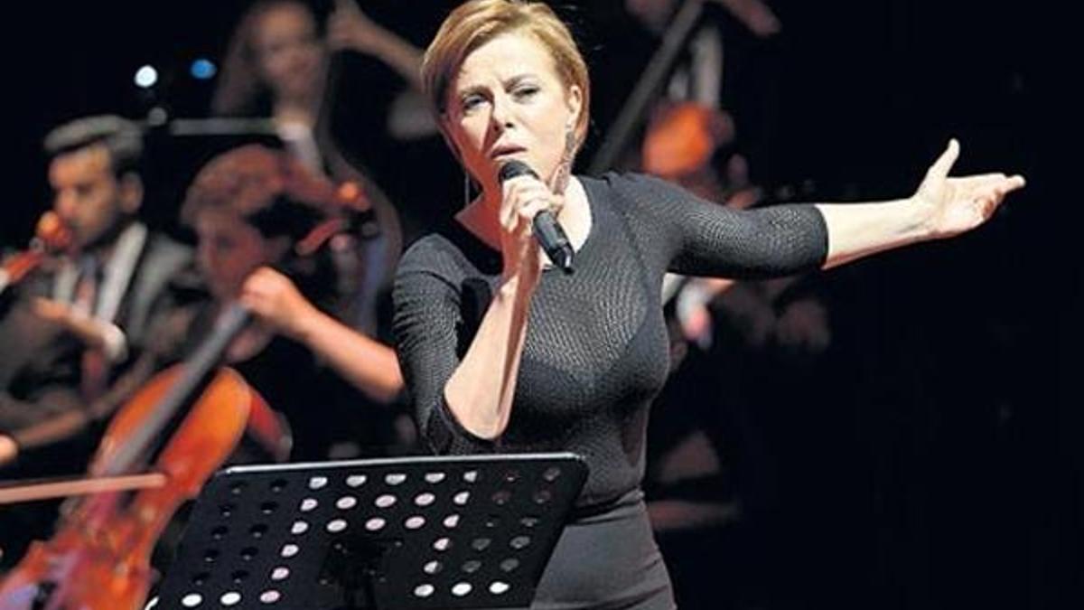 Müzik Cahit Berkay'dan, düet Zuhal Olcay'dan