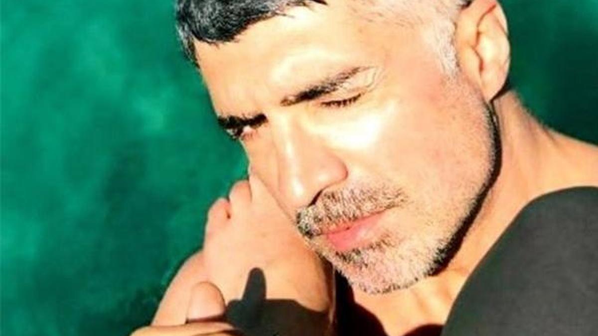 Özcan Deniz'in omzuna attığı ayak kimin?