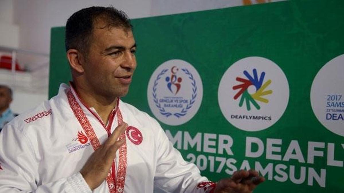 Serbest güreşte birer altın ve bronz madalya...