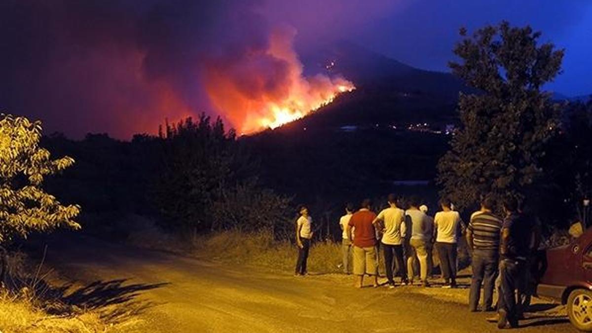 İzmir'deki yangında köylerden iki bin kişi tahliye edildi