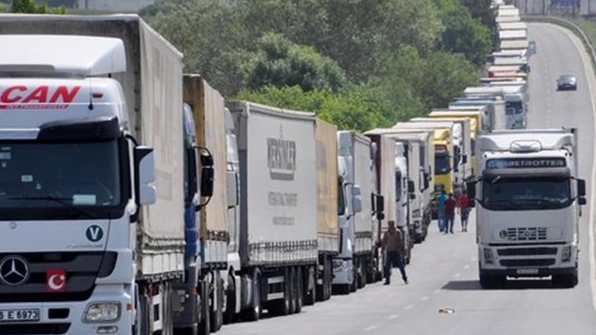 Kapıkule'de 7 kilometrelik tır kuyruğu