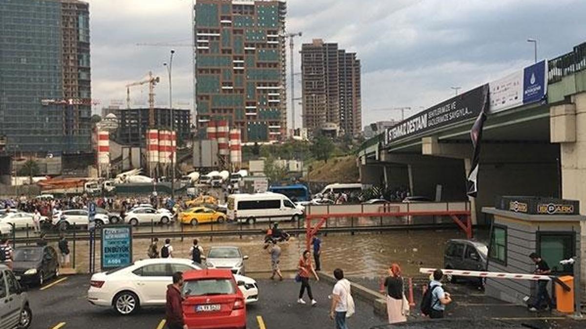 İstanbul'da trafik kilitlendi, seferler iptal oldu!