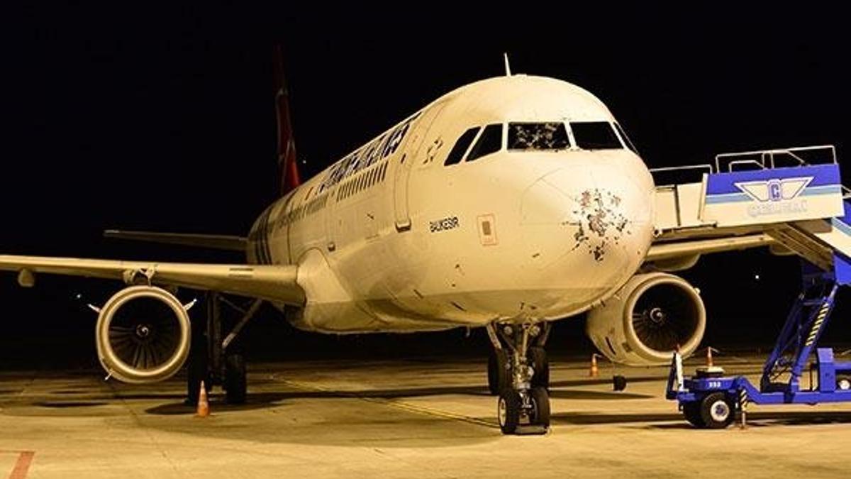 Kokpit camı çatlayan uçak Çanakkale'ye acil iniş yaptı