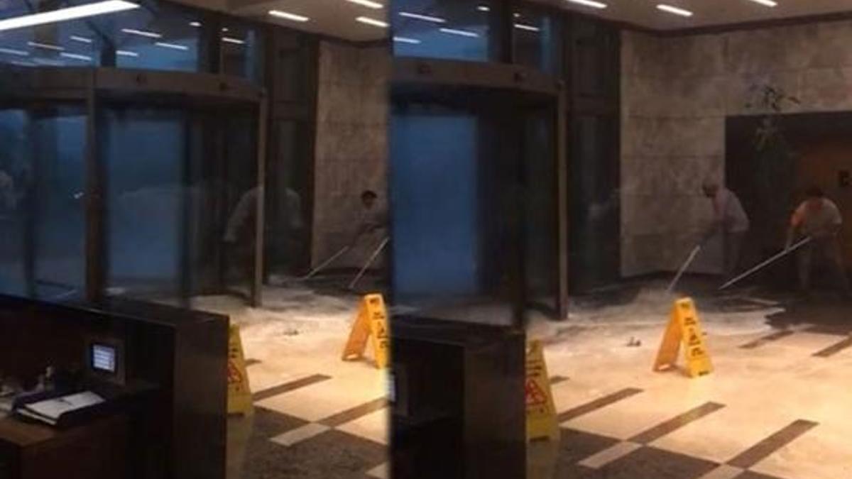 Alışveriş merkezinin kapısının camı patladı
