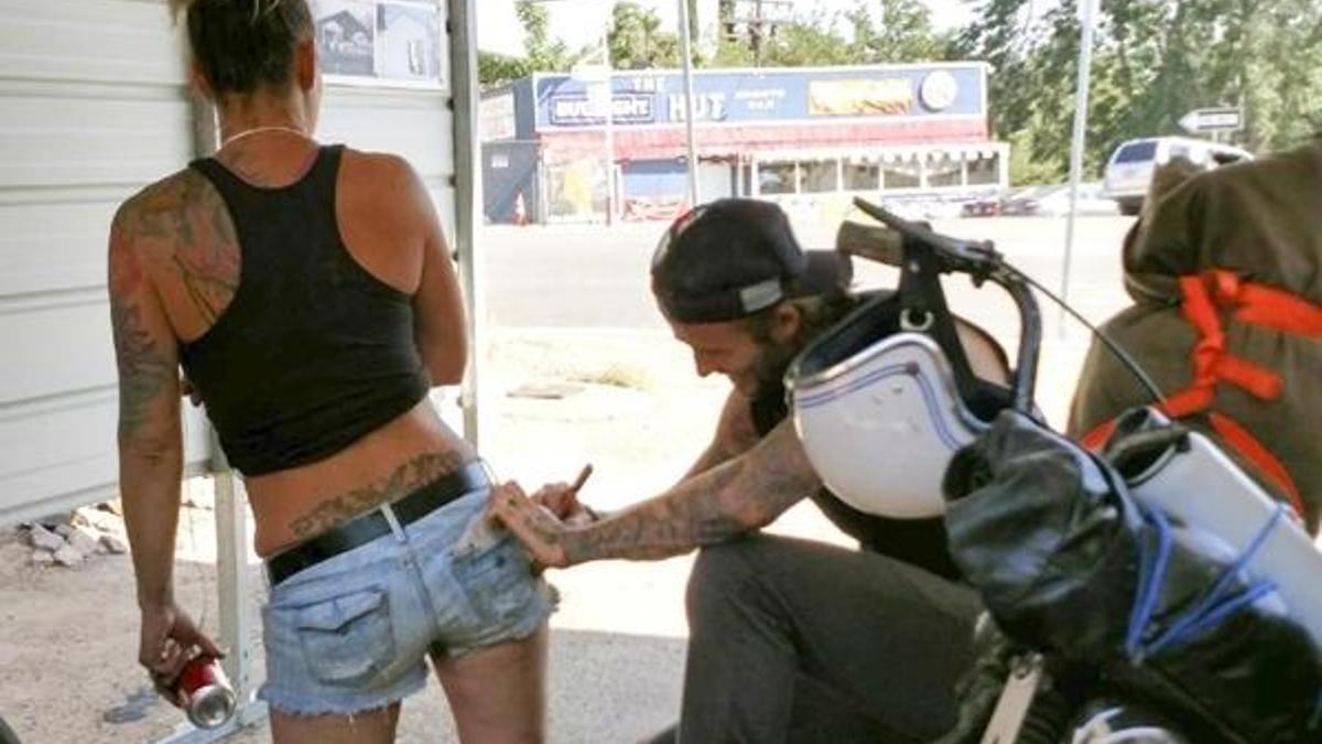Beckham kızın kalçasına bakın ne yaptı?
