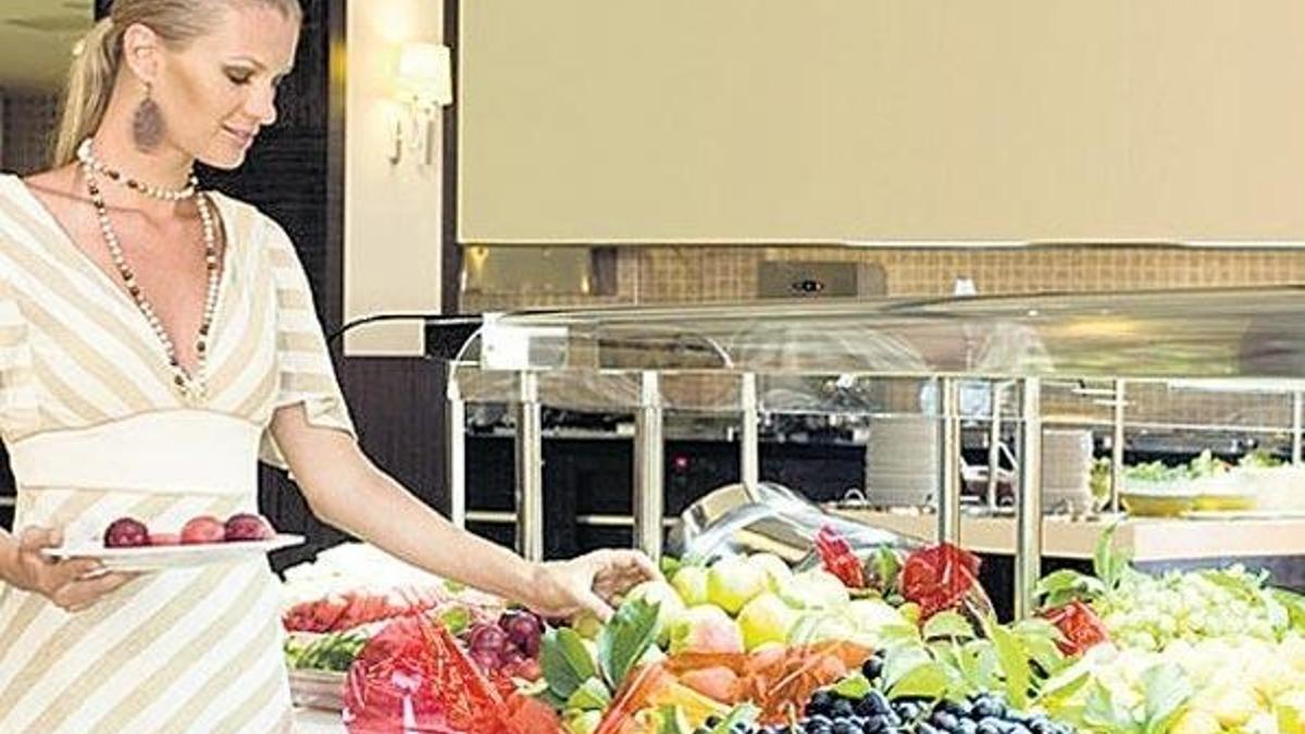Açık büfede tatil 3 kilo aldırıyor