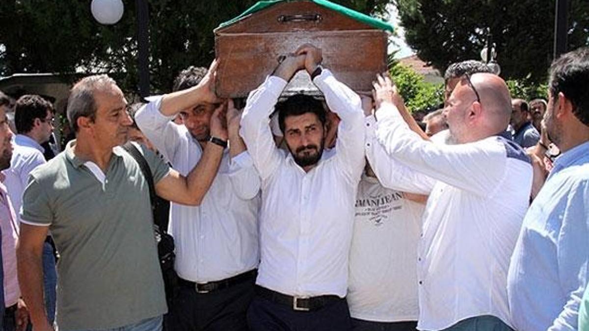 Küçük kızının tabutunu gözyaşları içinde taşıdı