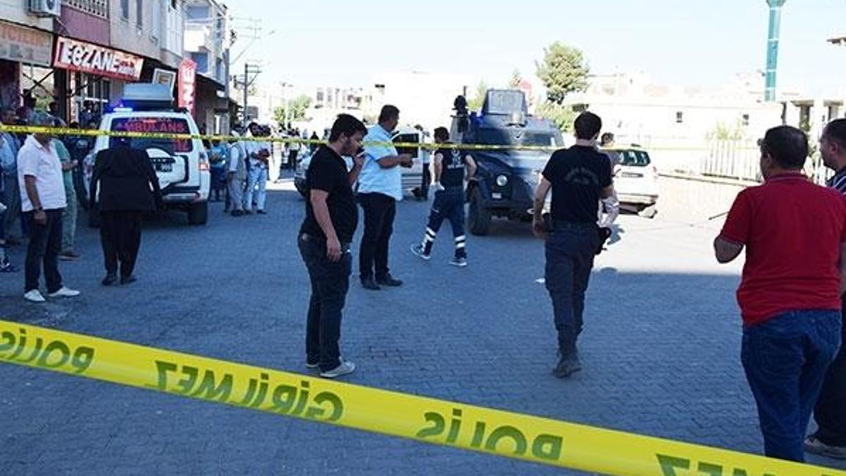 Boşanmak isteyen eşi ve kızını sokakta tabancayla öldürdü
