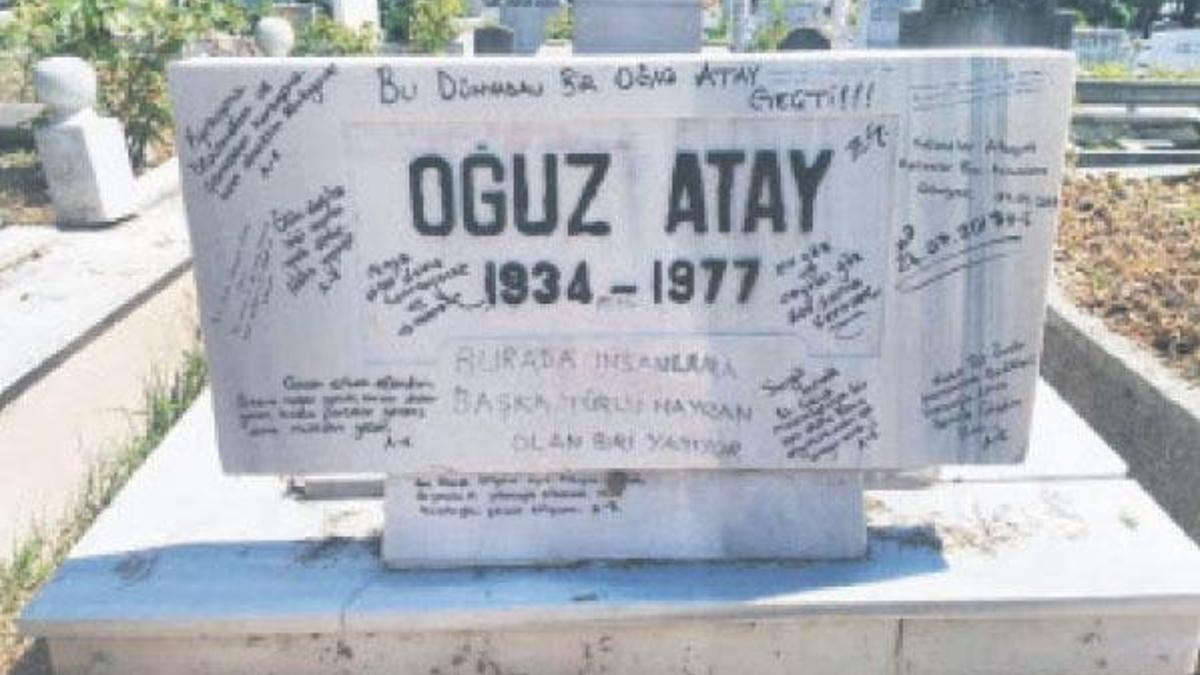 Oğuz Atay’ın mezar taşı yazılarla görünmez halde