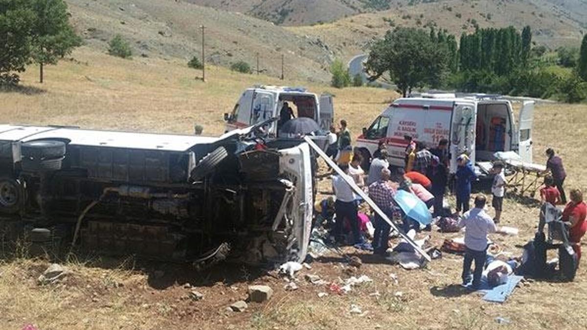 Kayseri'de tur midibüsü devrildi