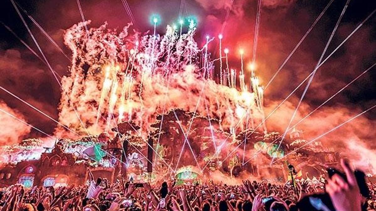 Tomorrowland alev aldı
