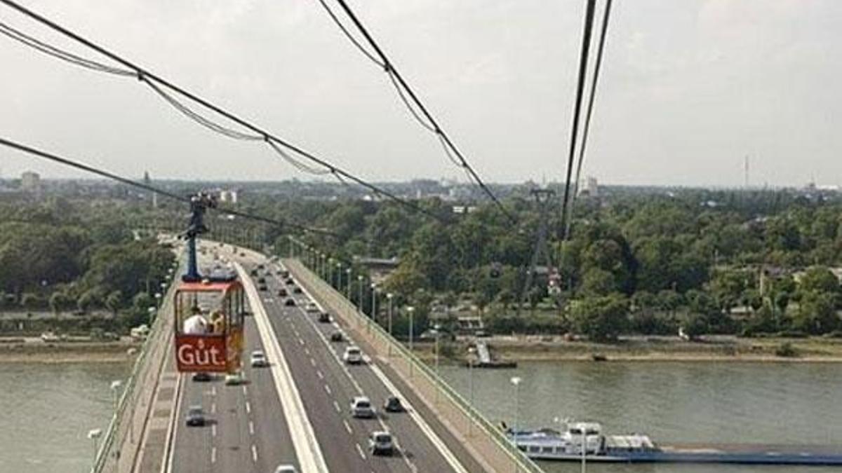 Köln'de 75 yolcu havada asılı kaldı