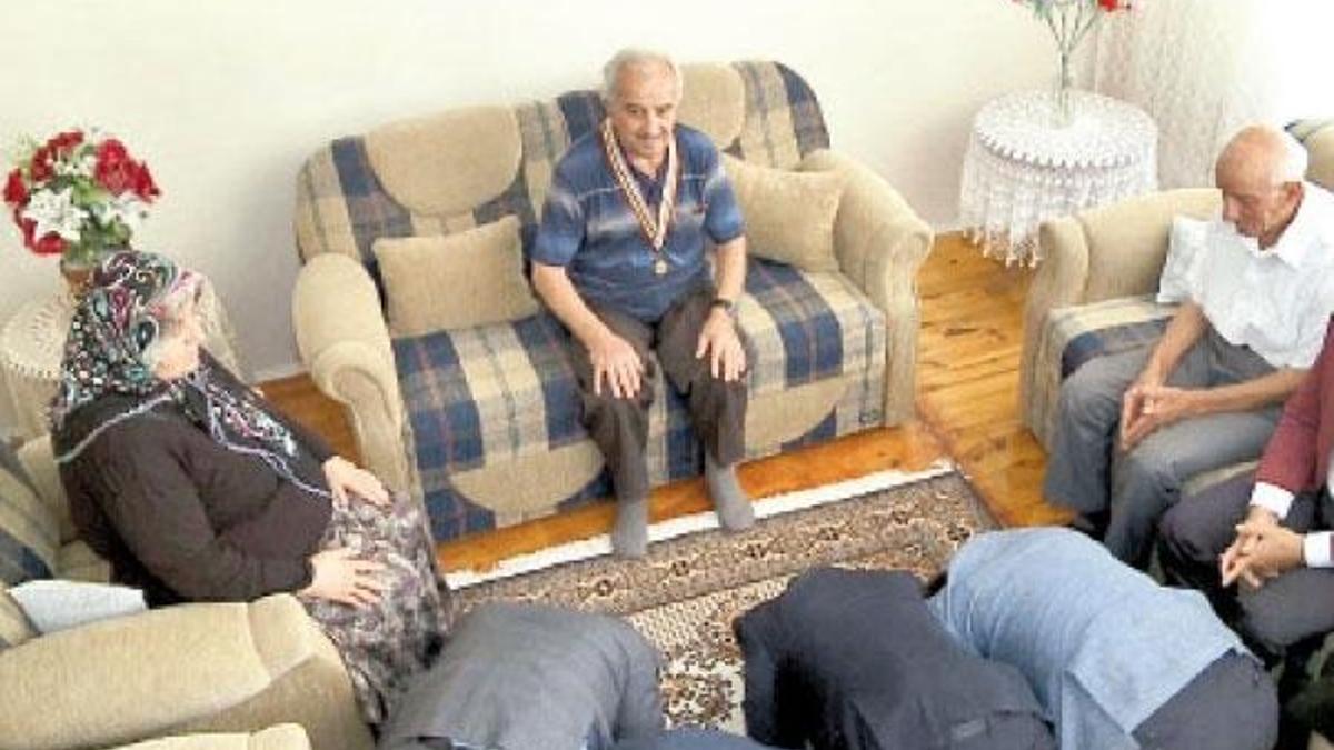 Korelilerden gazilere ağlatan saygı secdesi