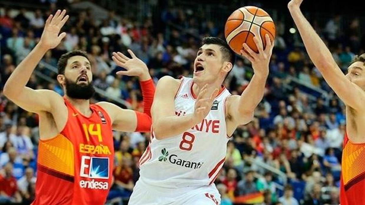 Devler'de Ersan İlyasova şoku