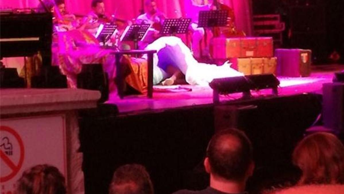 Sertab Erener sahnede birden yere yığıldı!