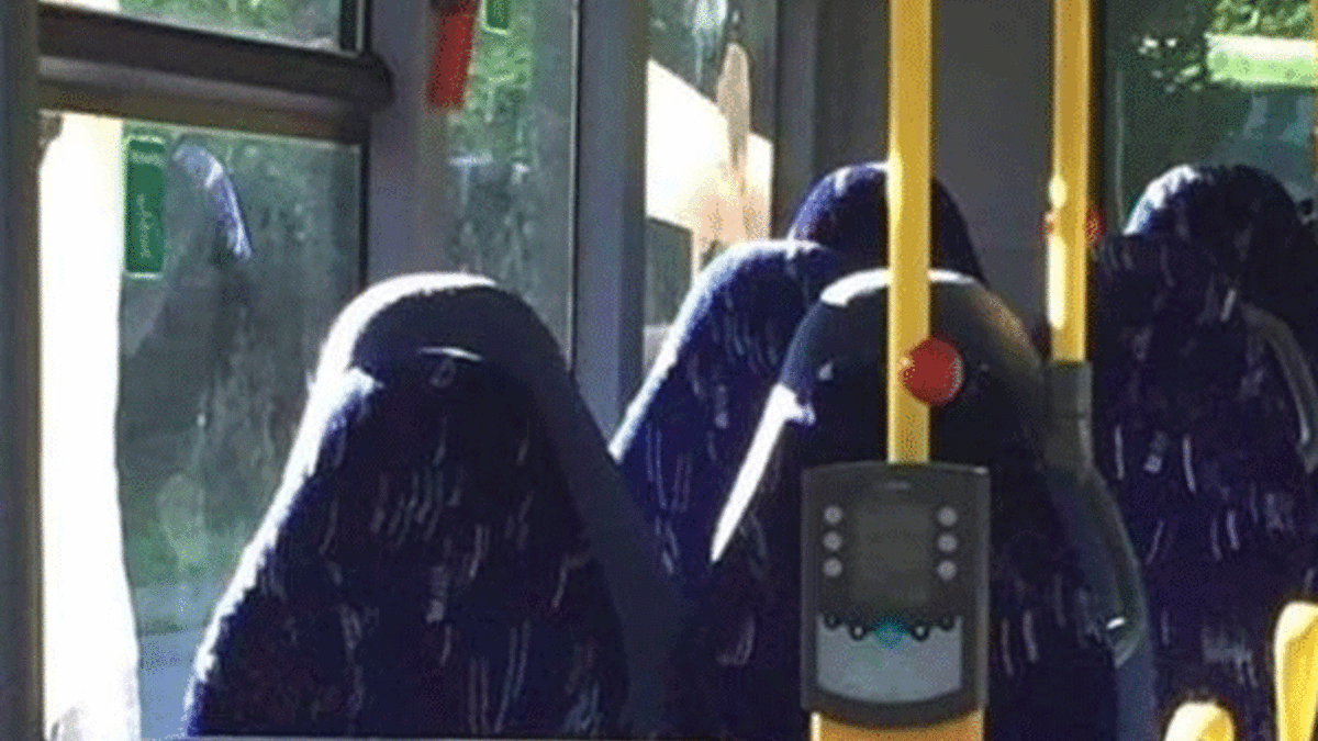 Boş otobüs koltuklarını burkalı kadın sandılar!