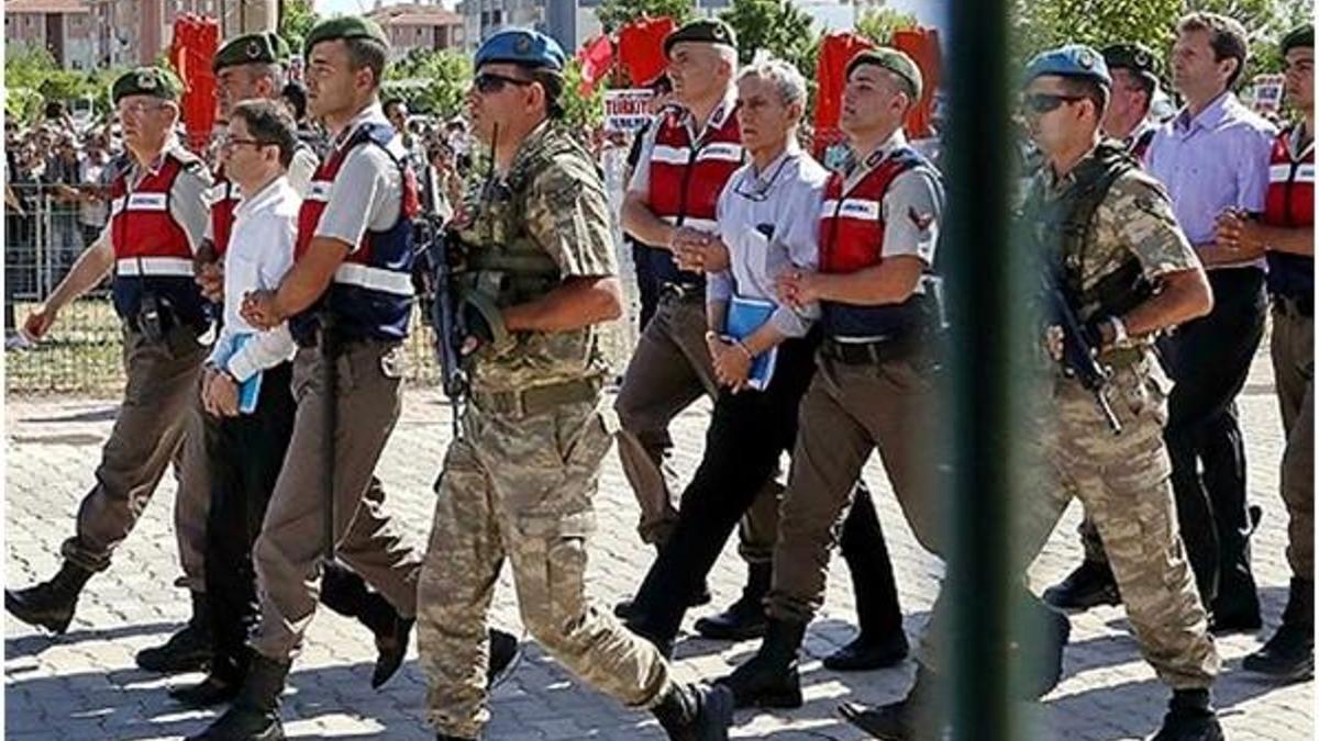 FETÖ'cülerin giyeceği tek tip kıyafetin rengi belli oldu!