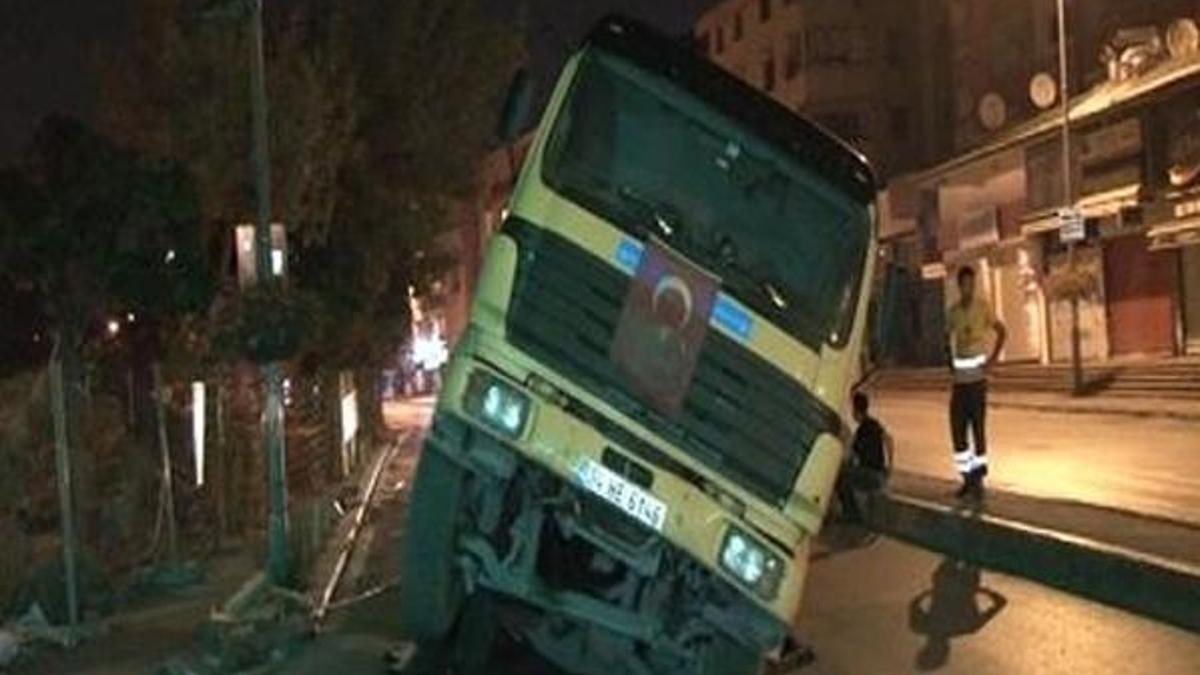 Asfaltlama çalışması yapan kamyon, çöken yola düştü