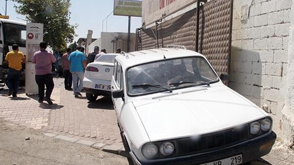 Kontrolden çıkan kamyon 2 otomobile çarptı: 3 yaralı