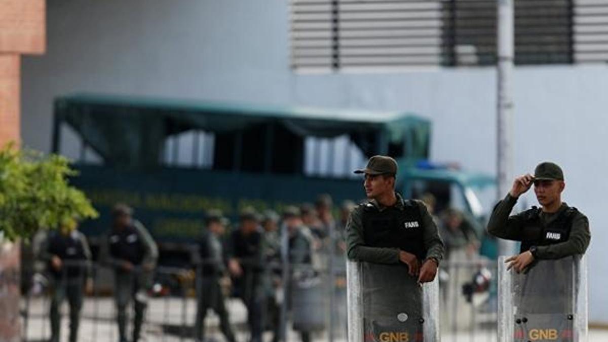 Venezuela'da askerler başsavcılığın etrafını sardı