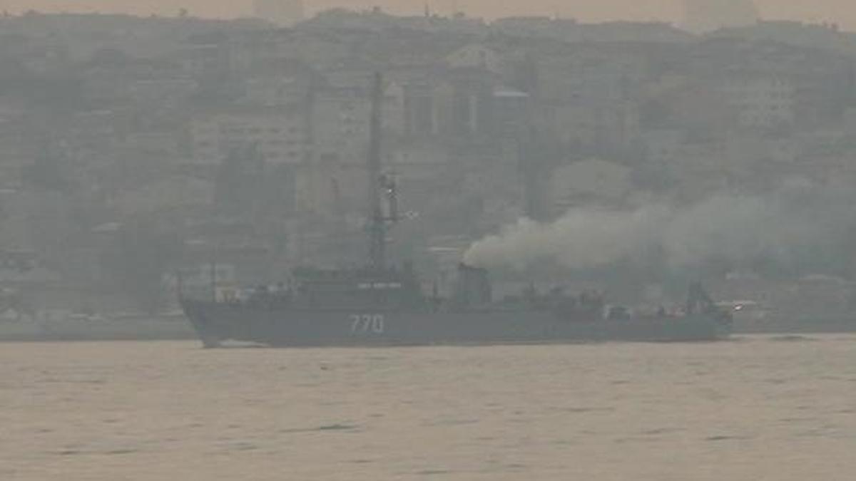 Rus savaş gemisi İstanbul Boğazı’ndan geçti