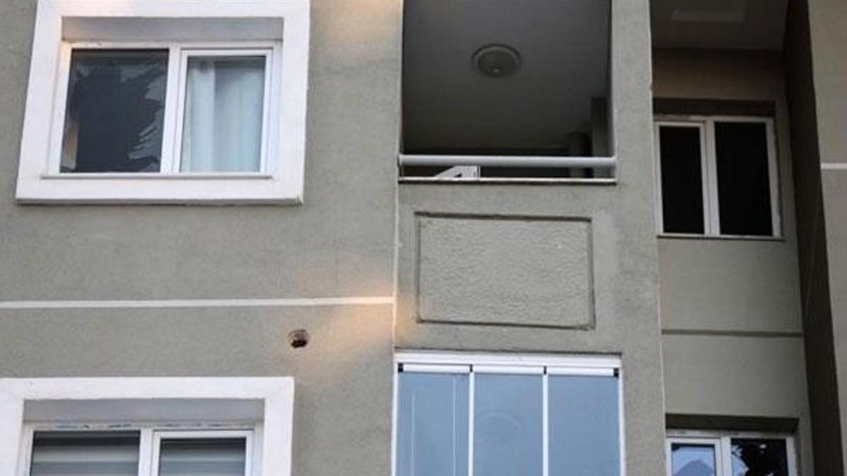 Evde imal etmeye çalıştıkları bomba patlayınca yakalandılar