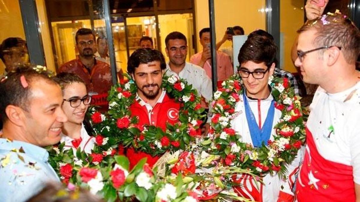 Dünya şampiyonu coşku ile karşılandı