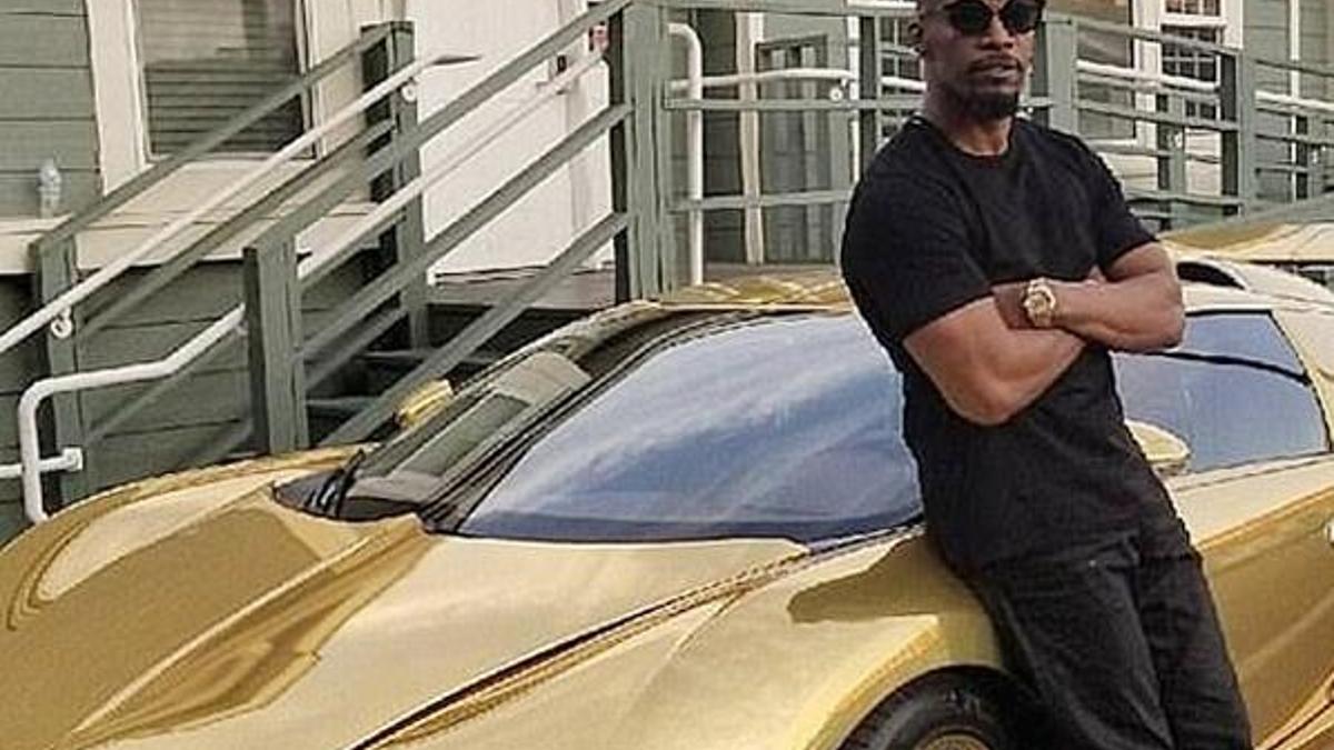 Jamie Foxx'tan gövde gösterisi