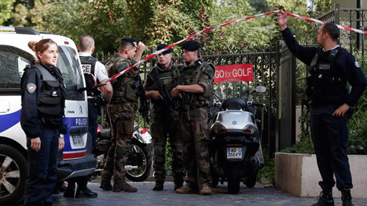Son dakika... Paris'te askerlere saldırı! Yakalandı!