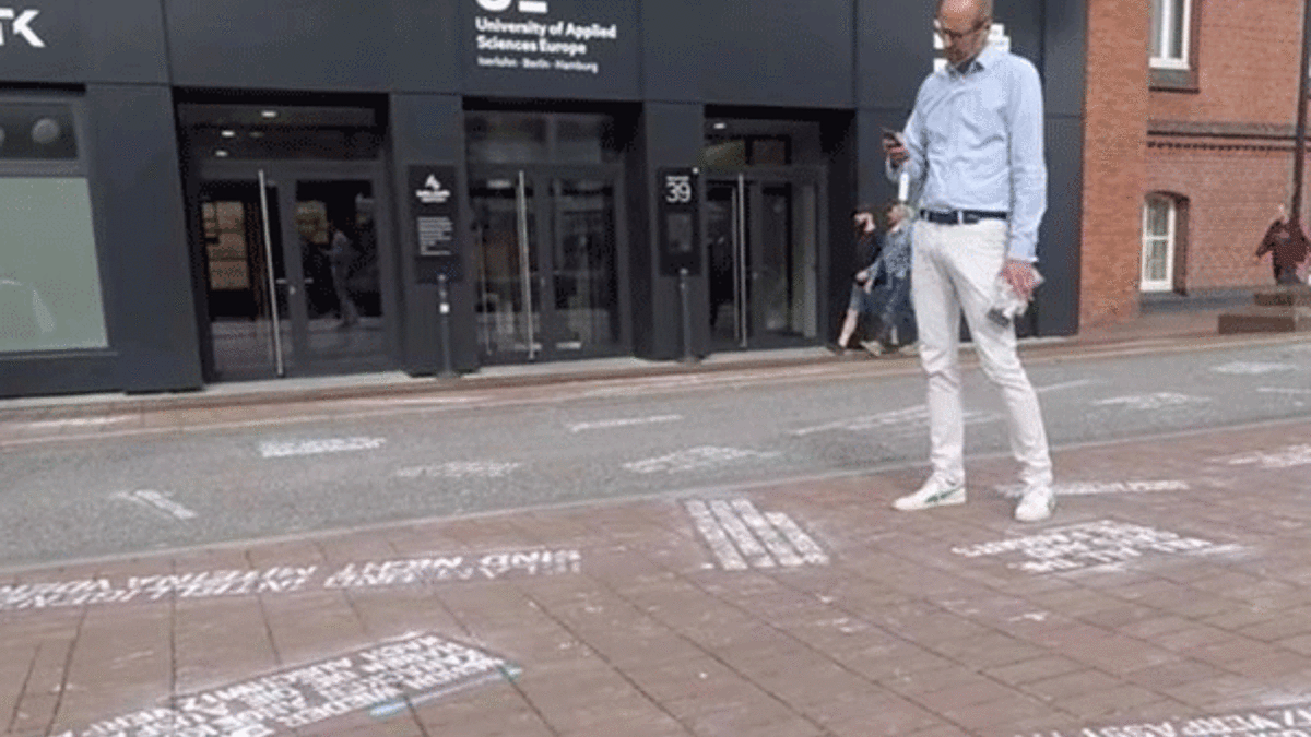 Twitter'ın silmediği 'nefret söylemli tweetler' şirket ofisinin önüne yazıldı!