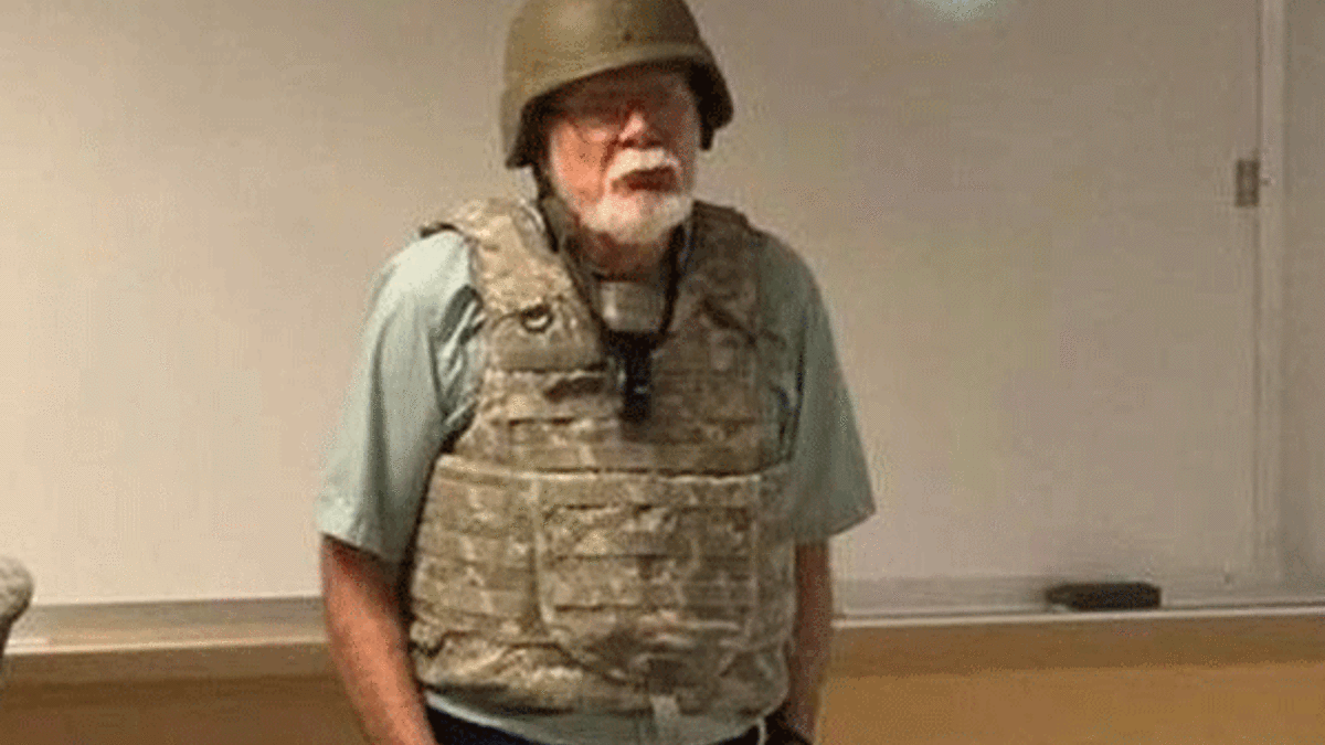 Profesör miğfer ve çelik yelekle derse girdi