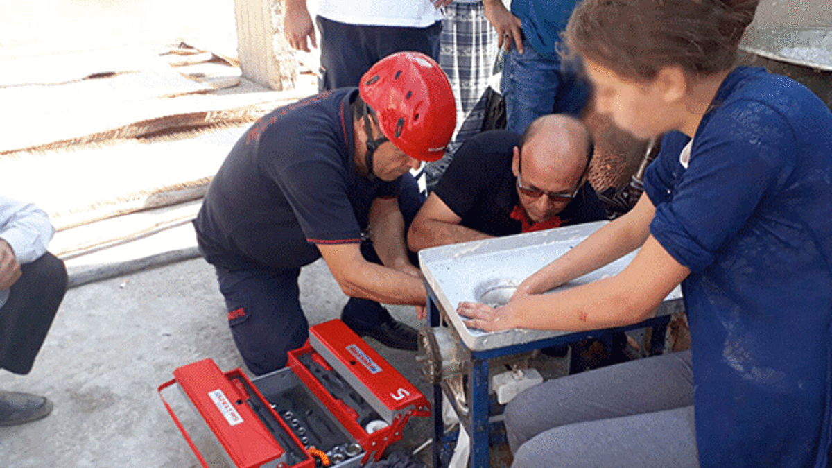 Tarhana çekerken elini kıyma makinesine sıkıştı